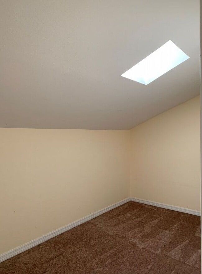 Building Photo - Awesome 2 Bed/2 Bath Townhome, Minutes fro...