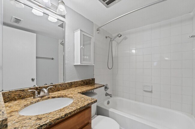 Building Photo - Orlando - 2 Bedroom, 1 Bathroom - $2195.00