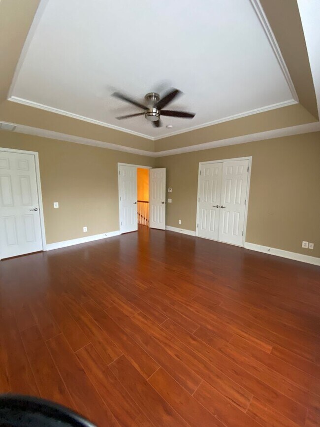 Building Photo - Bright and Spacious End Unit Townhouse in ...