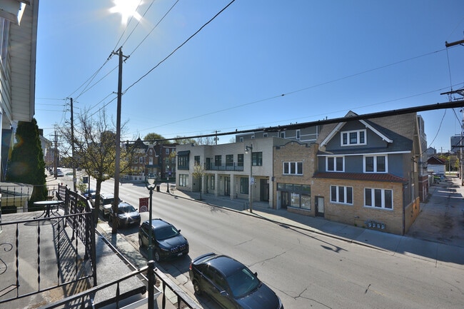 Building Photo - 818/820 Brady