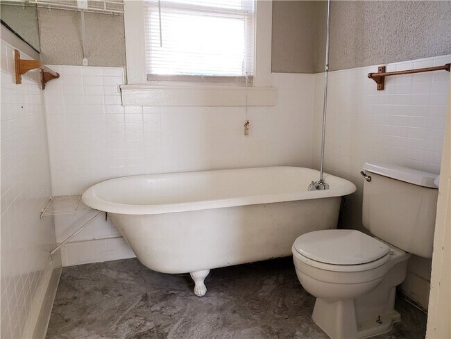 Building Photo - 402 N Augusta St