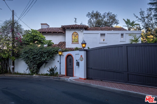 Building Photo - 2942 Passmore Dr