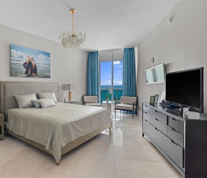 Building Photo - 16001 Collins Ave