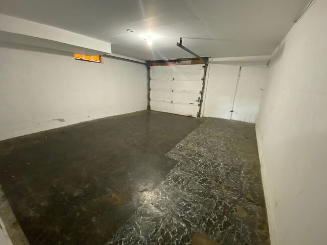 Building Photo - Private Charming Home