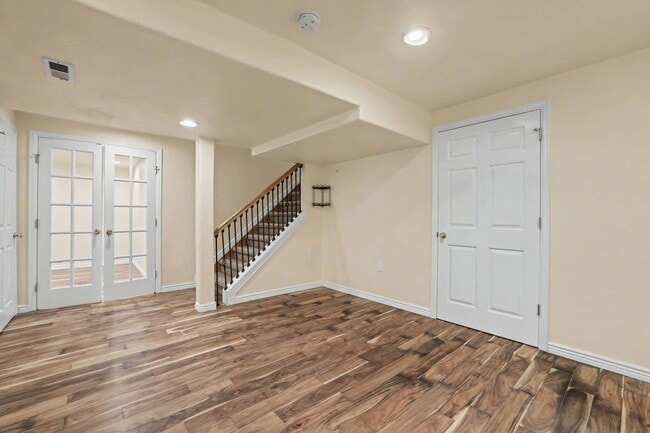 Building Photo - Spacious 5 Bedroom Home with Fenced Yard & 2 Car Garage