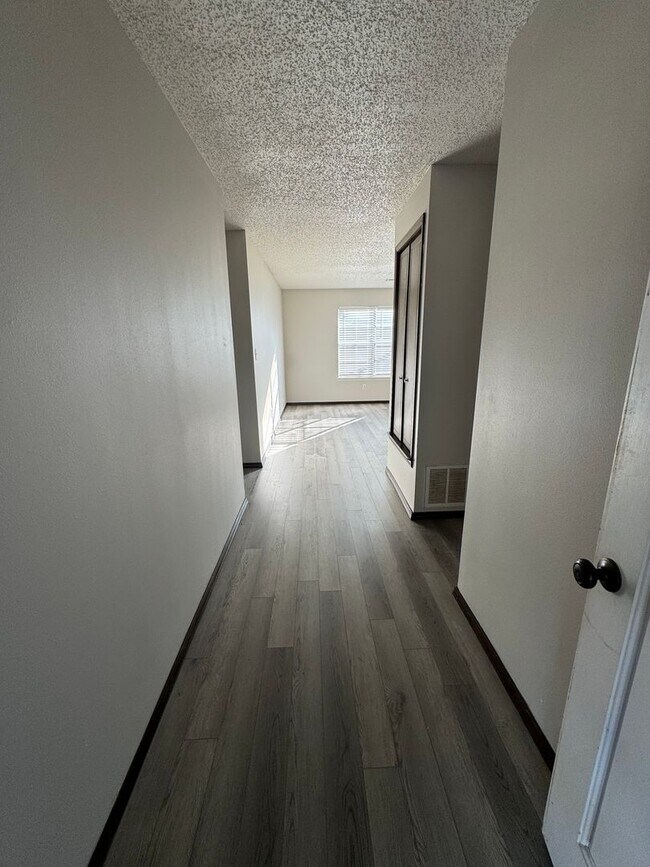 Building Photo - 3 Bedroom Home with Fenced Yard!!