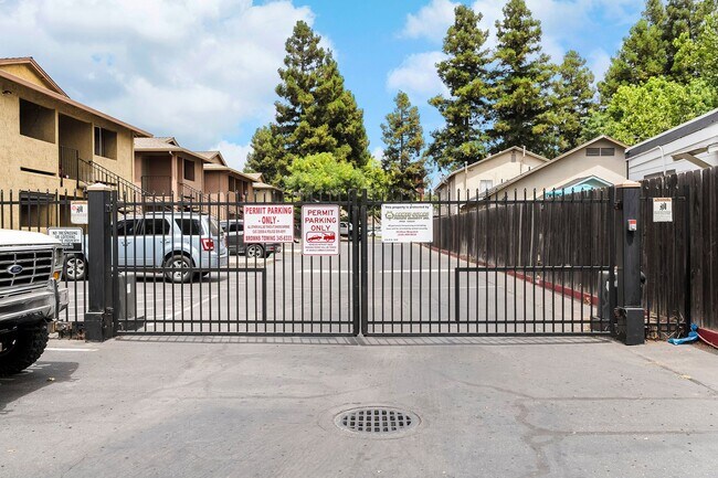 Building Photo - $200 Off First Months Rent! Cozy 3-Bedroom...