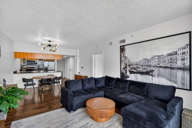 Building Photo - 1750 N Bayshore Dr