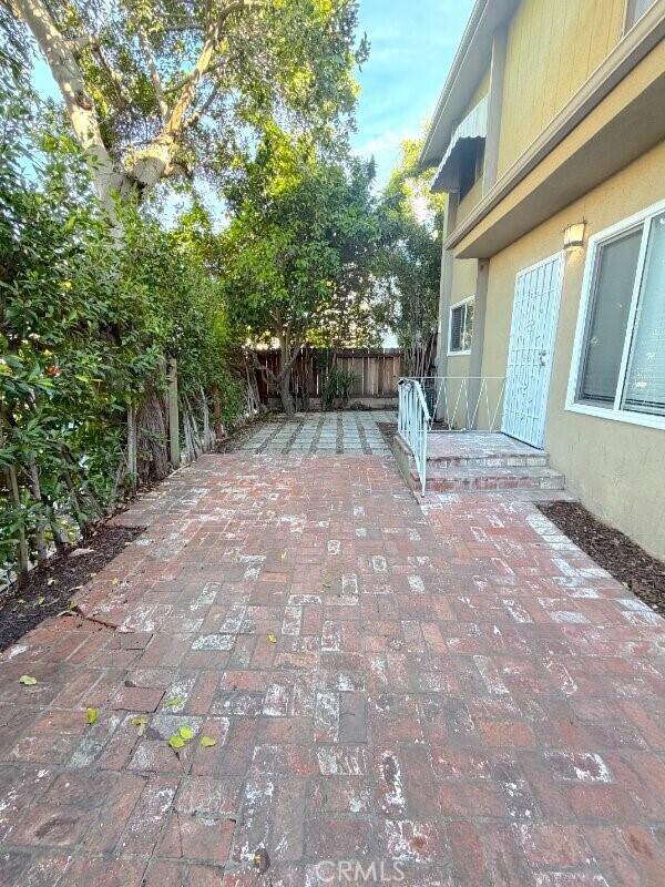 Building Photo - 1040 N Sierra Bonita Ave