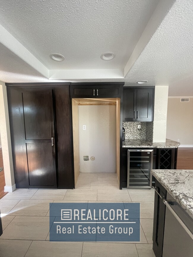 Building Photo - 10937 Sonora Ave