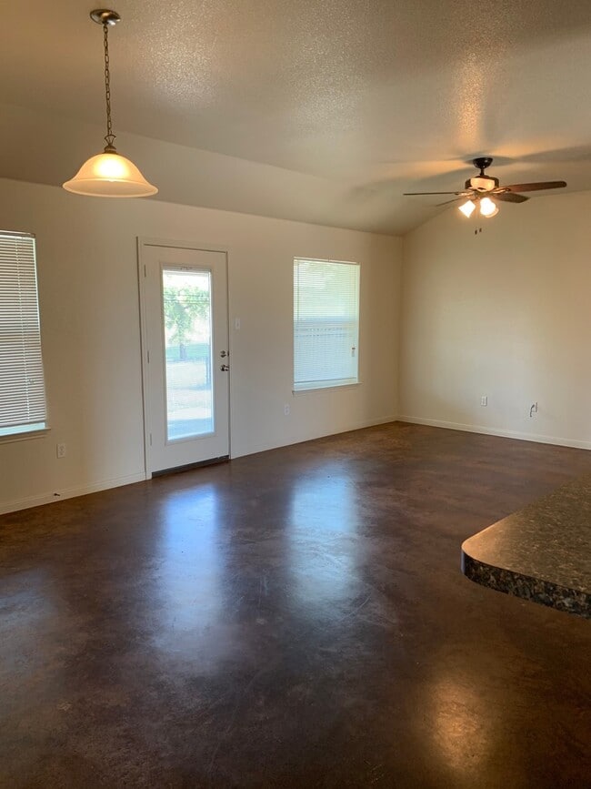 Building Photo - 4 Bdrm 2.25 Bath in Copperas Cove