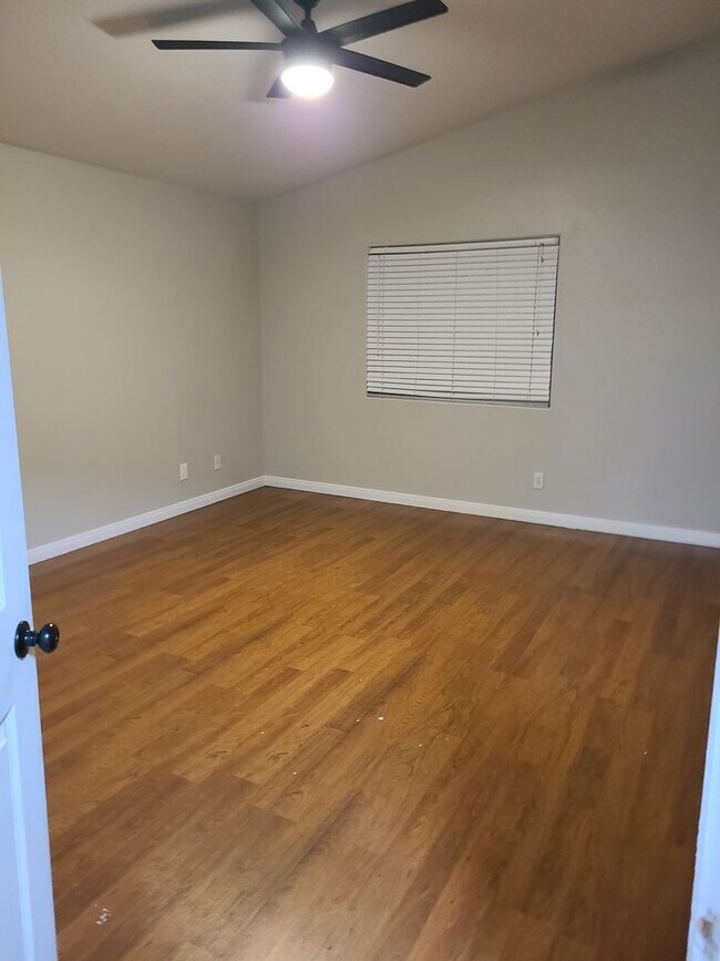 Building Photo - 4 Bedroom, 3 bath, RV parking Separate yard home