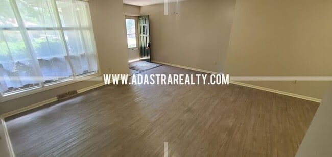 Building Photo - Spacious Shawnee Duplex-Available in SEPTE...