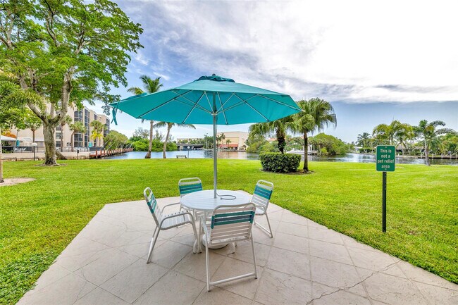 Building Photo - 7 Royal Palm Way