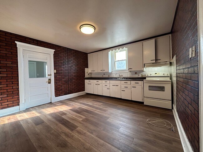 Building Photo - Coming soon Spacious 2-bedroom 1 bath home Available End of March!