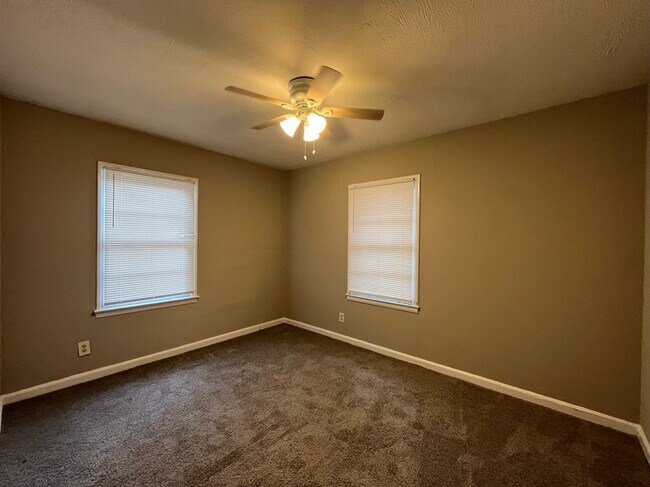 Building Photo - HAP/Section 8 Qualified!