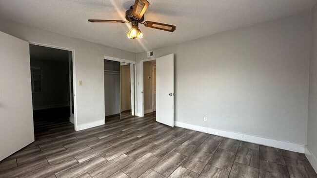 Building Photo - Spacious 3 Bed, 2 Bath Just Minutes from the Beach