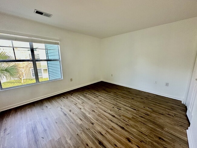 Building Photo - Spacious Three Bedroom Townhome in Old South!