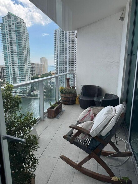 Building Photo - 300 S Biscayne Blvd