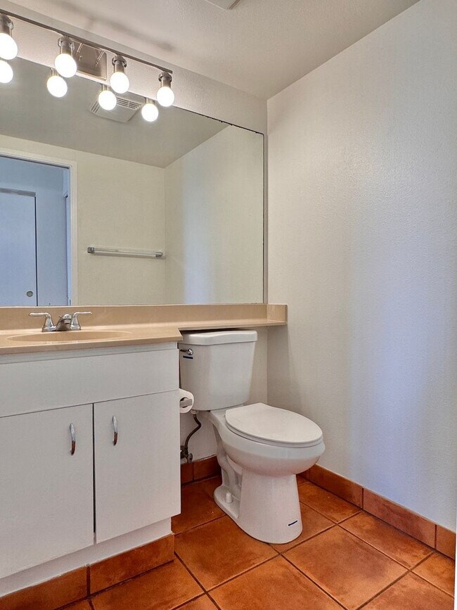 Building Photo - 2 Bed/1.5 Bath Halelani Village Condo with a Fenced Yard