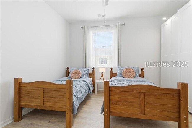 Building Photo - 855 Weekend Ave