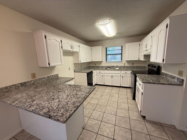 Building Photo - 3 Bedroom Duplex: One bed Downstairs, 2 large bedrooms upstairs