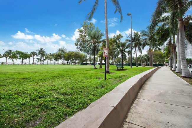 Building Photo - 2020 N Bayshore Dr