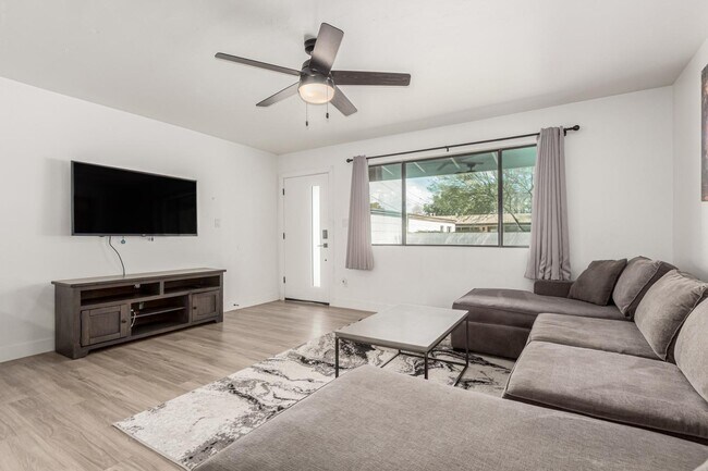 Building Photo - 6616 E Avalon Dr