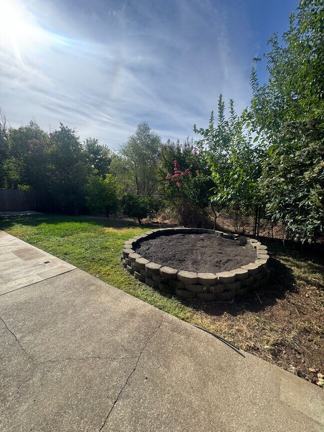 Building Photo - 2409 Candlewood Dr