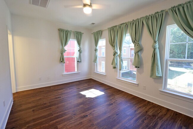 Building Photo - 2 bedroom/2.5 bath home in West Columbia.