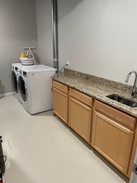 Building Photo - 868 Ledgewood Dr