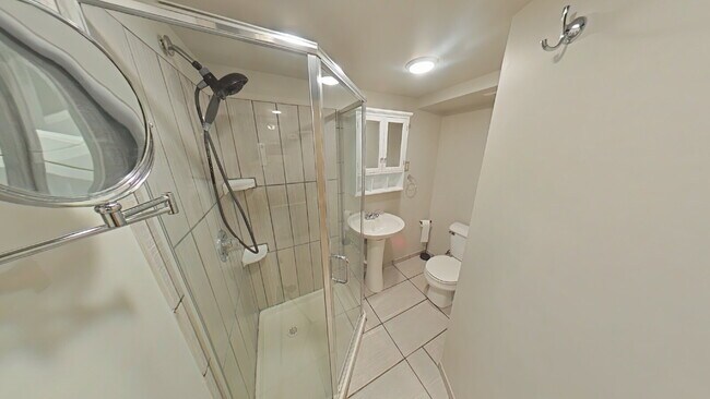 Building Photo - "3-Bed Home in Sterling Heights: Granite K...