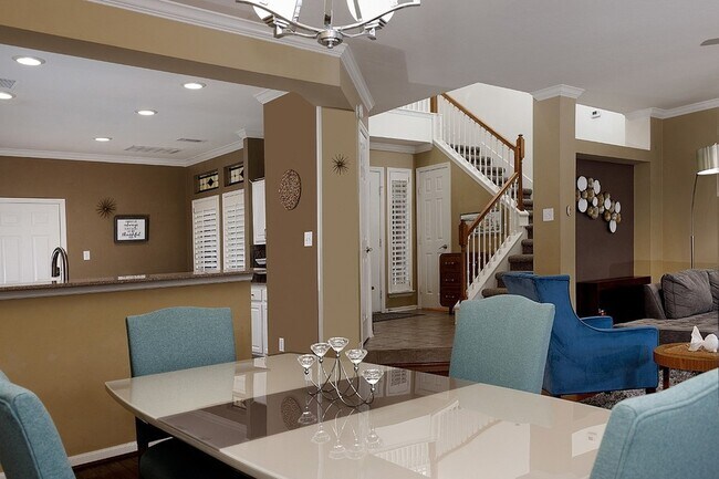 Building Photo - 110 N Valley Oaks Cir