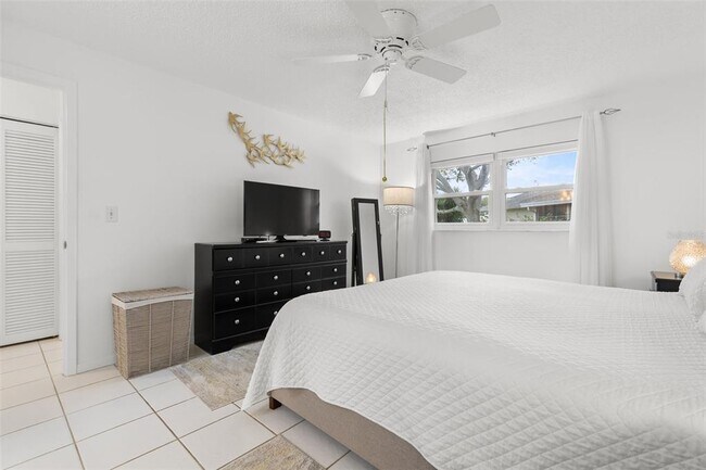 Building Photo - 3143 37th Ln S