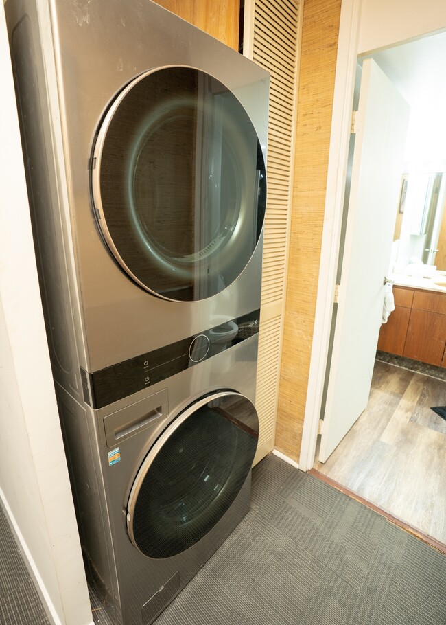 Building Photo - 1750 Kalakaua Ave