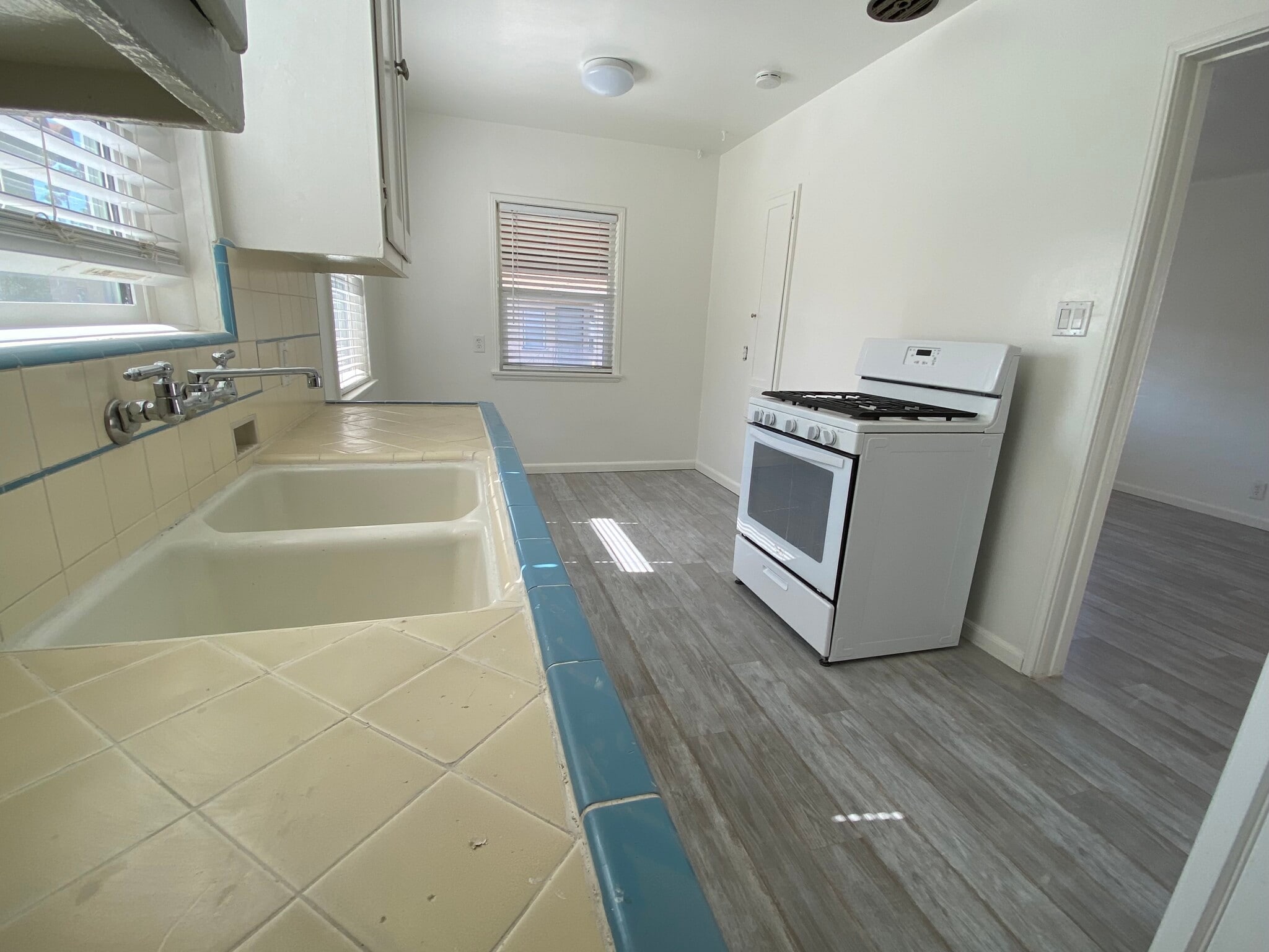 Kitchen - 152 Ximeno Ave
