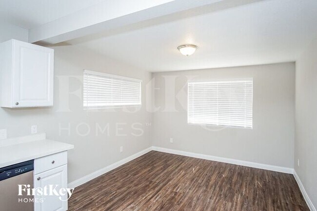 Building Photo - 5060 E Newton Dr
