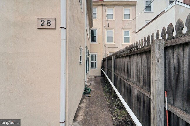 Building Photo - 28 W Airy St