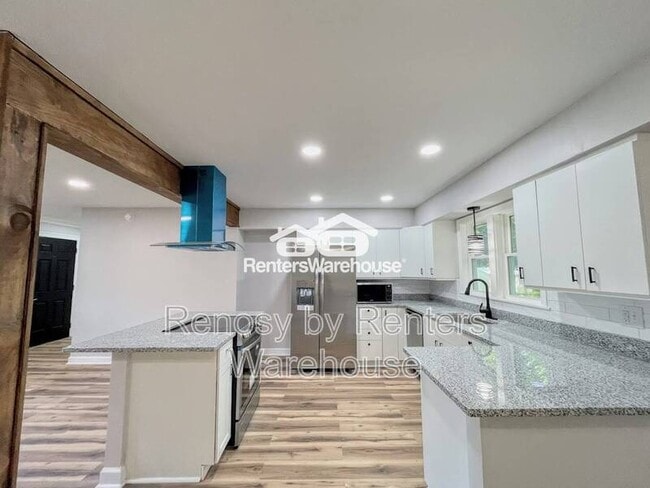 Building Photo - 5 Paddock Dr