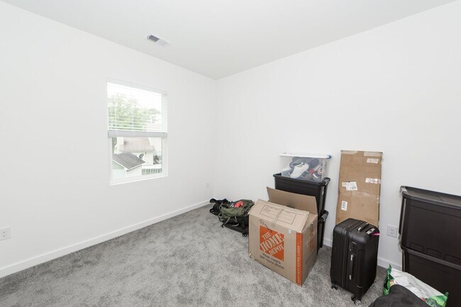 Building Photo - 4 Bedroom 3 Bath Home in Windsor Hill - North Charleston