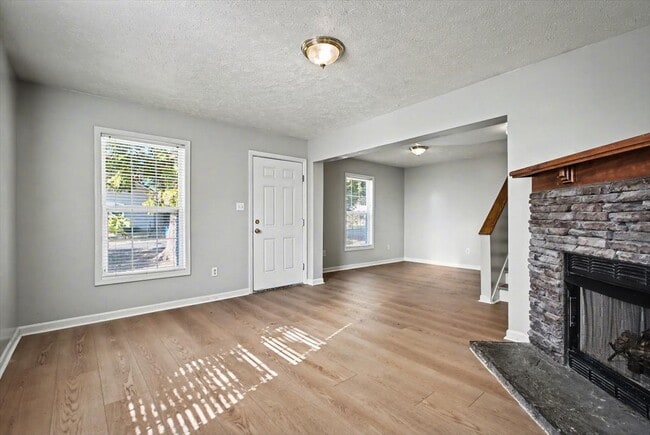 Building Photo - 1217 Clock St