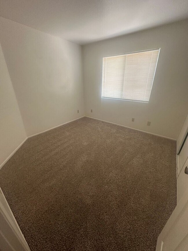 Building Photo - 5 BEDROOM, 2 STORY,SPACIOUS VICTORVILLE HOME! NEAR MALL!