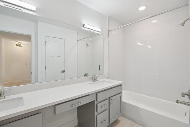 Building Photo - 302 Tesla Cir