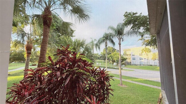 Building Photo - 1811 Sabal Palm Dr