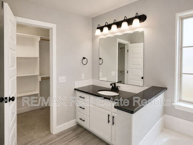 Building Photo - 511 Melrose Pl