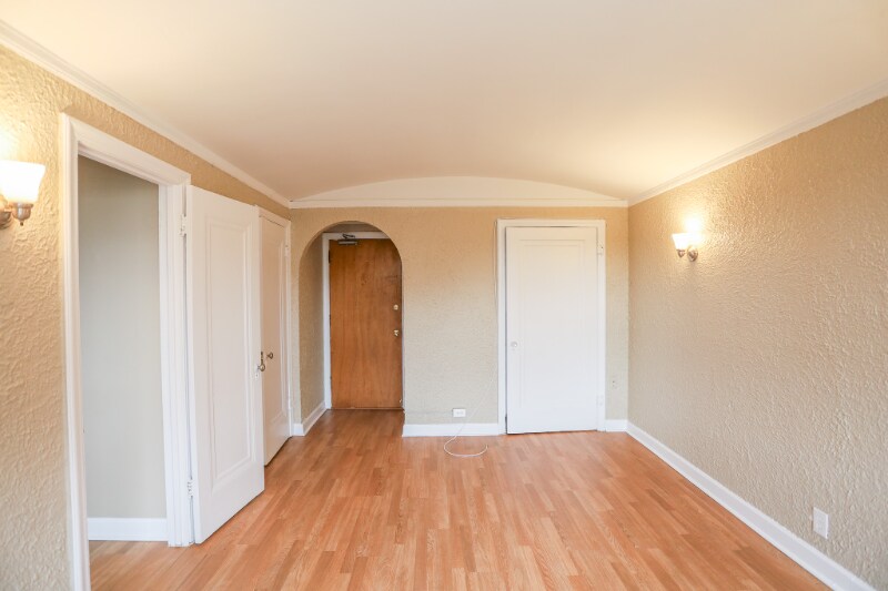 Primary Photo - 1061 W Rosemont Ave