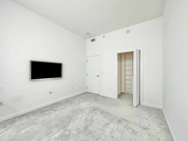 Building Photo - EPIC REA: GORGEOUS 1BD/ 1BA Condo w/ Amazing Views & Fabulous Rooftop