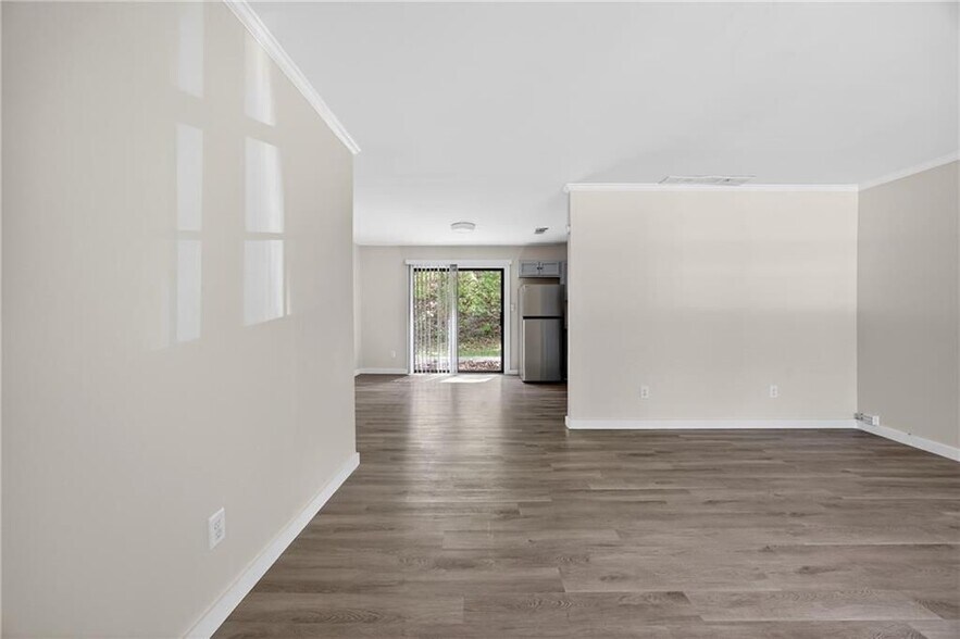 Building Photo - 6000 Mallory Rd