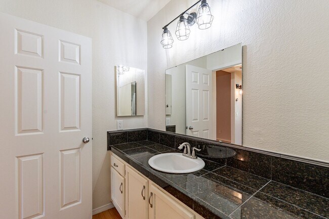 Building Photo - Chandler's Best-Kept Secret: Spacious Cond...