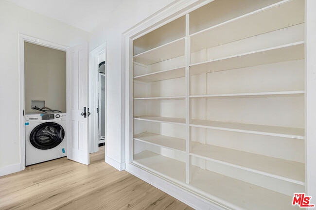 Building Photo - 158 S Elm Dr